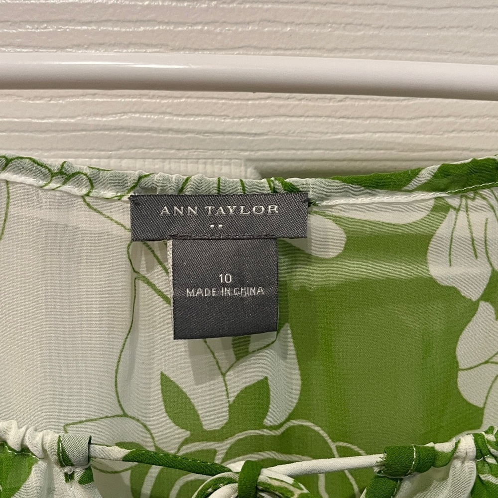 Ann Taylor Green and White Floral Blouse - Picture 5 of 5